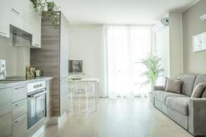 米兰阿尔法比可卡公寓 的带沙发的客厅和厨房