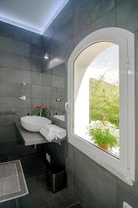 布多尼Maison27的一间带水槽和窗户的浴室