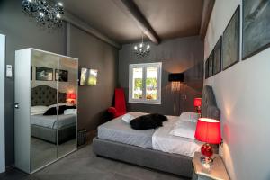 布多尼Maison27的一间卧室配有一张床和镜子
