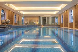 韦斯特波特Westport Heights的酒店大堂的大型游泳池