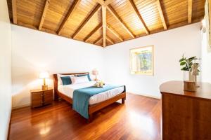 蓬德利马Riba Rio - Unique Nature Spot的一间卧室设有一张床和木制天花板
