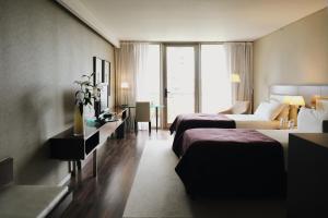 布宜诺斯艾利斯马德罗布宜诺斯艾利斯酒店的酒店客房配有两张床和一张书桌