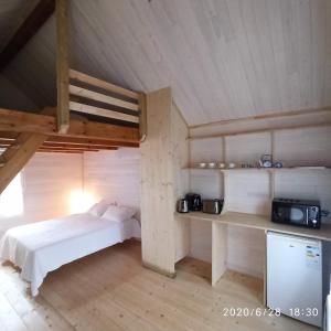 孔特雷克塞维尔Une Tiny House à découvrir au cœur de la cité !的一间卧室配有一张床和一张书桌