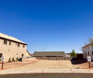 佩吉Vermillion Cliffs House的建筑前的街道上的建筑物