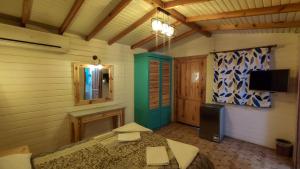 达哈布沙姆斯潜水中心旅舍的一间卧室配有一张床,并在一间客房内配有电视。