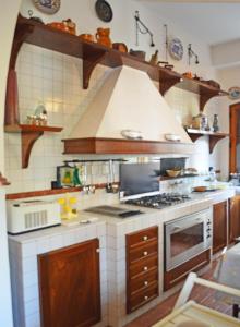 卡普多兰多Villa Luigina - seafront villa in Capo d'Orlando的厨房配有炉灶和炉灶。 顶部烤箱