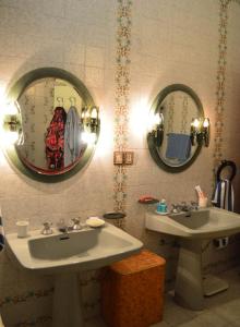 卡普多兰多Villa Luigina - seafront villa in Capo d'Orlando的浴室设有2个水槽和2面镜子