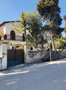 卡普多兰多Villa Luigina - seafront villa in Capo d'Orlando的一座带黑色大门和栅栏的房子