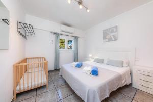克里斯托港Costa den Blau的一间卧室配有两张床和一张婴儿床。