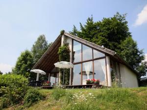 马尔梅迪this cottage is a superb chalet的山丘上带玻璃窗的小房子