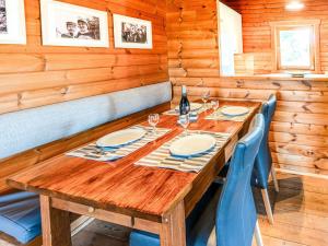 马尔梅迪Traditional chalet with garden near Malmedy的一间带木桌和椅子的用餐室