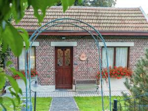 马尔梅迪Holiday Home in Malmedy with terrace的砖屋,木门和门