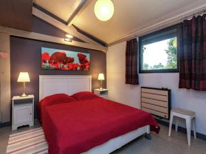 马尔梅迪Holiday Home in Malmedy with terrace的一间卧室设有红色的床和窗户。