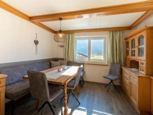 斯塔费顿Apartment near the ski area in Stuhlfelden的一间带桌子和沙发的用餐室