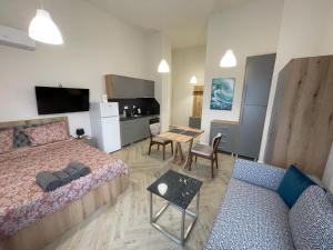 索非亚WOW studios for rent - bul Montevideo 25A - B的一间卧室配有一张床、一张桌子和一张沙发
