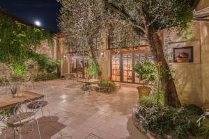 加尔尼亚诺Corte Alma Spa and Luxury Home的庭院配有桌椅和一棵树
