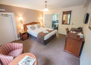 斯通豪斯弗洛塞斯特酒店的配有一张床和一张书桌的酒店客房