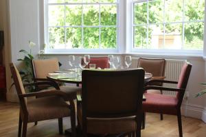 斯通豪斯弗洛塞斯特酒店的一间带桌椅和窗户的用餐室
