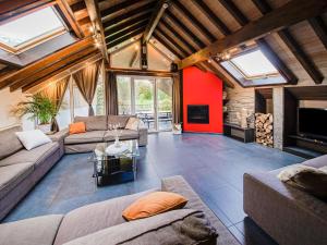 韦姆Charming cottage with jacuzzi and sauna High Fens的客厅设有两张沙发和一个壁炉