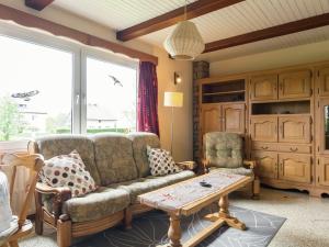 希尼Quaint Cottage in Chiny with Private Garden的带沙发和咖啡桌的客厅
