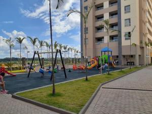奥林匹亚Solar das Águas - Resort Em Olimpia - Ap 2 quartos的儿童在游乐场玩耍的公园