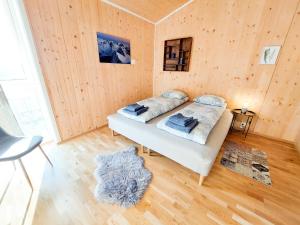 StonglandseidetDestination Senja - Stonglandseidet的配有木墙和木地板的客房中的两张床