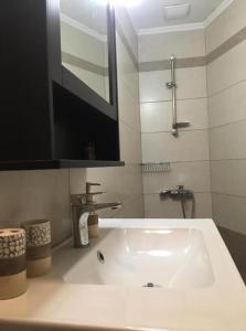 鲁特罗Maistrali的浴室设有白色水槽和镜子