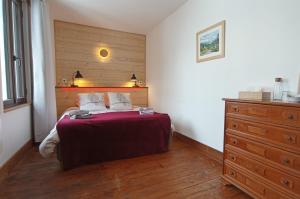 圣皮耶尔德沙尔特勒斯库策隆作坊旅馆的一间卧室配有一张床和一个梳妆台