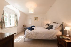 西默西The Wobbin, Remote, Comfort, Sea Views and the beautiful Essex Marshes的一间卧室配有一张床、一张书桌和一个窗户。