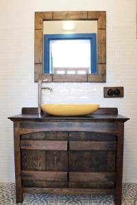 奥尔塔贾Gypsy Hill的浴室水槽和木制梳妆台上的镜子