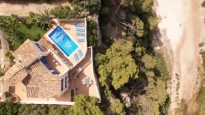 卡拉郫* Casa del Diamante - Meer- und Buchtblick VILLA *的享有带游泳池的度假村的顶部景致
