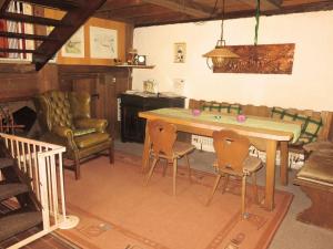 黑林山区圣格奥尔根Holiday home with terrace in the Black Forest的客厅配有桌椅和沙发