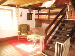 黑林山区圣格奥尔根Holiday home with terrace in the Black Forest的客厅设有楼梯、沙发和桌子