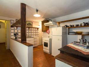 圣马尔切洛皮斯托耶塞Spacious Holiday Home with shared pool的厨房配有白色冰箱和炉灶。