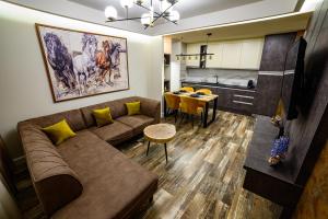 比耶利纳Apartmani Milanovic的带沙发和桌子的客厅以及厨房。