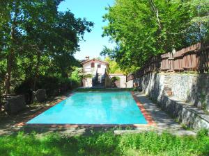 圣马尔切洛皮斯托耶塞Belvilla by OYO Due Camini的一座古老的游泳池,后面有一座房子