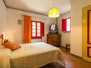 圣马尔切洛皮斯托耶塞Belvilla by OYO Due Camini的一间卧室配有一张床、梳妆台和窗户。