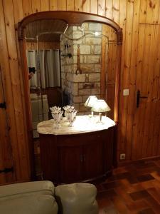 马尔梅迪Chalet Malmedy的客房内的浴室设有水槽和镜子