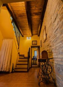 莫夏诺圣安杰洛Castello di Petecciano B&B的走廊设有楼梯和石墙