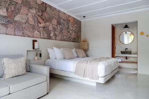穆库热Refúgio na Serra Boutique Hotel的白色卧室设有一张大床和一张沙发