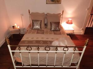阿杜尔河畔艾尔La villa Bherte dé cil的卧室配有白色的床和2个枕头