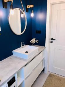 米泽德沃兹Apartament by Karol的浴室设有白色水槽和镜子