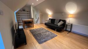 邓布兰NEW 1BD Contemporary Flat Upper Dunblane的客厅配有沙发和桌子