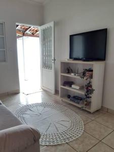 瓜佩Casa aconchegante em Guapé, Lago de Furnas.的客厅配有平面电视和沙发。