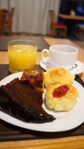 乌贝拉巴Hotel Golden Park Uberaba的一小盘早餐食品,配上一杯橙汁