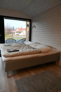 LumijokiWilla Rauha E的一张位于带大窗户的房间内的床铺
