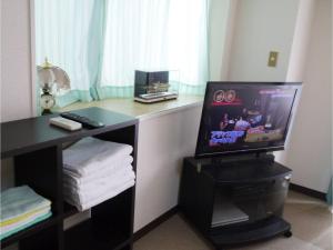富山T-Port - Vacation STAY 12338的客房配有电视和带毛巾的书桌。