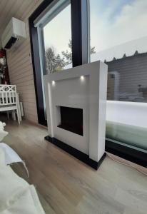 LumijokiWilla Rauha E的窗户客房内的白色壁炉