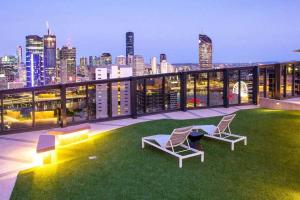 布里斯班Luxury Southbank Apartment with pool Brisbane CBD Hosted by Homestayz的市景阳台,配有两把椅子