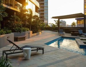 Luxury Southbank Apartment with pool Brisbane CBD Hosted by Homestayz内部或周边的泳池